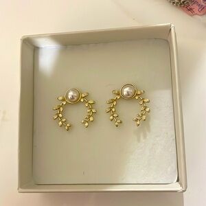 En Route Bestdressed colab pearl leaf earrings